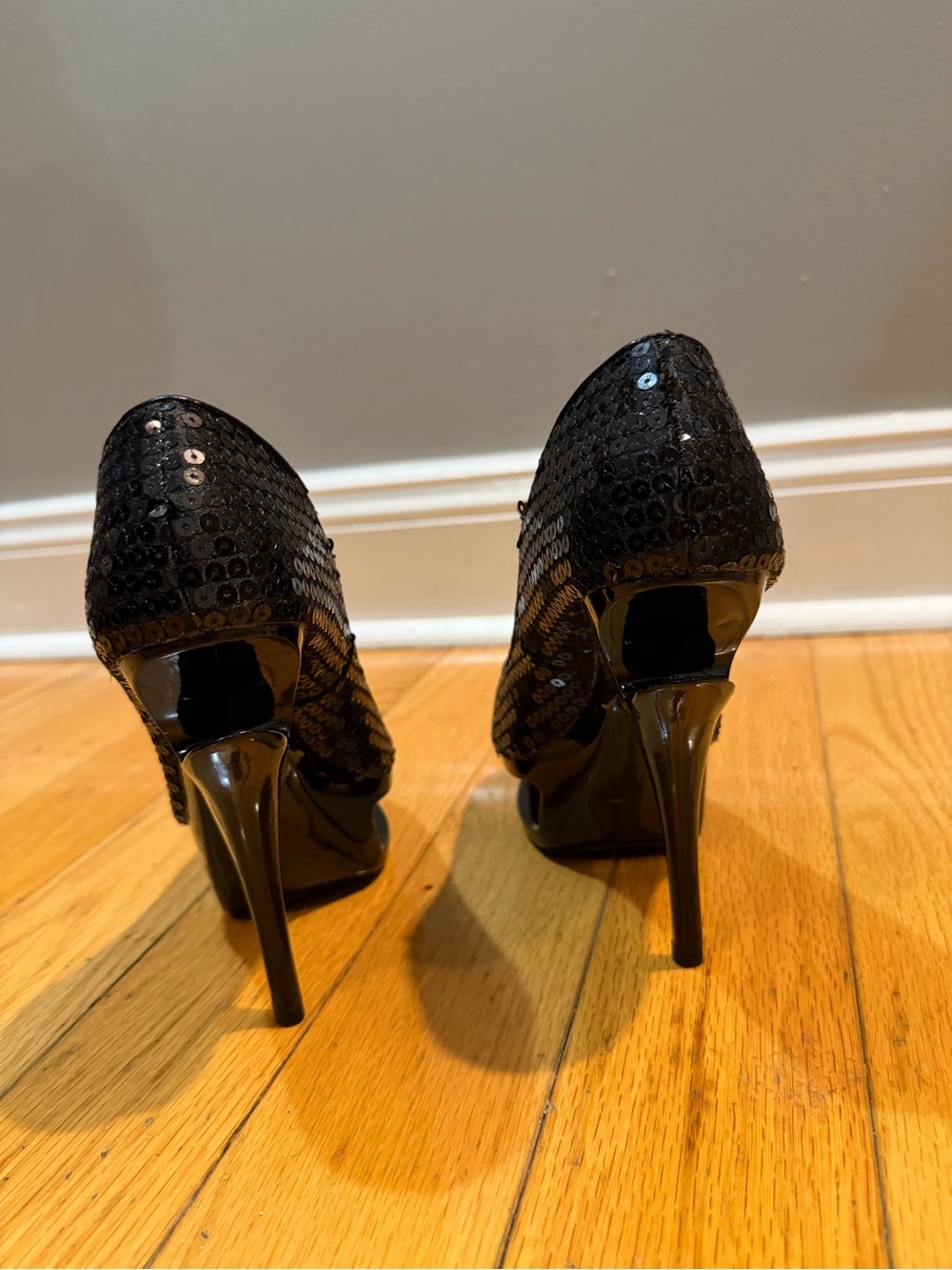 Black Sequin High Heel Platform pumps with kool cutout like brand new. Size 7 - Picture 6 of 6